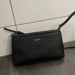 Calvin Klein Axelrems väska - Knappt använd 