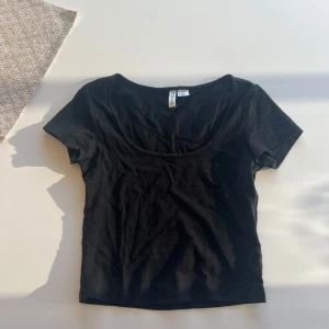 Svart topp - Svart topp från Hm i utmärkt skick! Kolla gärna in mina andra annonser, om du vill köpa flera varor så kan vi komma överens om ett bra paketpris!