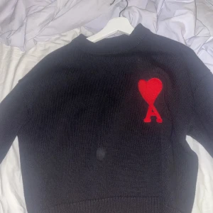 Svart stickad tröja med rött hjärta - Svart stickad tröja med rött hjärta 