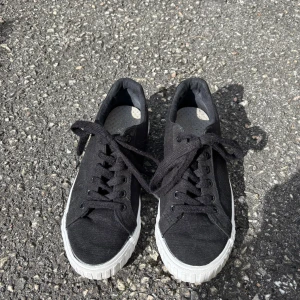 Svarta sneakers med vit sula - Superfina och sköna svarta sneakers från skopunkten som bara är använda 2 gånger typ💕