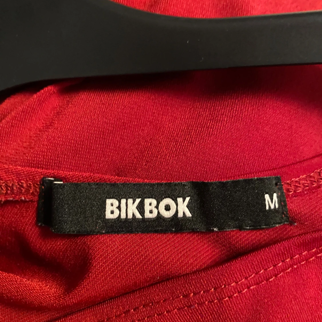 Röd oneshoulder långärmad topp BikBok - 3