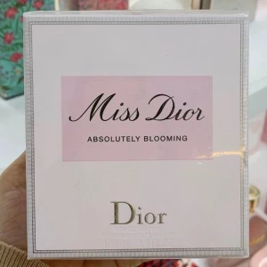 Miss Dior Absolutely Blooming parfym - 🌸🎀Säljer Miss Dior Absolutely Blooming eftersom jag redan har samma parfym. Den är helt ny och har inte öppnats❗️💕En härlig blommig doft med hallon och granatäpple i början ros och pion i mitten, och en mjuk bas av mysk och patchouli.  ✨Flaskan är 100 ml   Originalpris: 1 910kr ❌ Säljer den: 1 299kr ✅  Du sparar: 611 kr😍