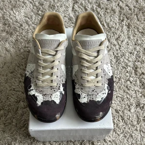 Maison Margiela Gats - Hej säljer nu mina extremt snygga och eftertraktade Gats. Skorna är i extremt fint sick och passar bra oavsett tillfället. Skorna är köpta på vinted och sulorna är 28 cm. Skriv vid fler funderingar!