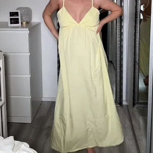 Gul klänning - Supersöt gul klänning med djup rygg, köpt på SHEIN. Aldrig använd då den är för kort för mig (därav är bilderna på lånade) 