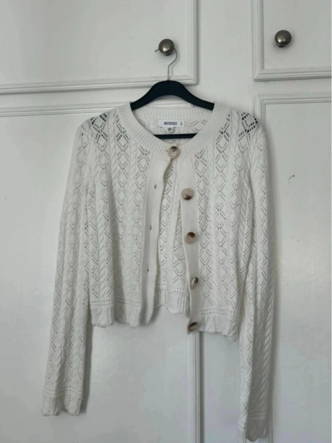 Vit virkad kofta med träknappar