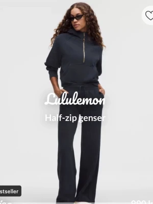 Navy half-zip hoodie från Lululemon - Snygg navy hoodie från Lululemon med half-zip dragkedja och stor känguruficka framtill. Oversized passform och huva för extra chill vibe. Perfekt till både jeans och mjukisbyxor. Mjuk bomullsblandning som känns skön mot huden.