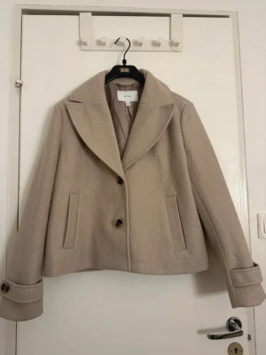 Vår kappa - Super sött vårjacka som är helt oanvänd (utan prislapp) super fin åt ha nu till våren och är även lite varm av sig. Kan finnas hud hår på plagget. Passar även S