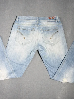 Dondup George - Hej! | Ljusblå Dondup George-jeans med slitningar. | Strl W32. | Kontakta mig gärna vid frågor! |