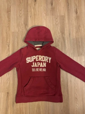 Superdry hoodie  - Tja, säljer denna snygga Superdry hoodien i mycket bra skick. Storleken är S men sitter mer som XS och passar perfekt för dig som är en och 165 till en 170 cm lång! Modellen på bilden är 170. Mitt pris är 499, men kan givetsvis diskuteras vid snabb affär! Mått Längd: 55 cm Bred: 42 cm. Hör av er vid frågor🙌