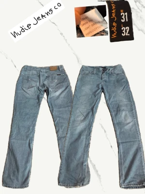 Nudie Jeans - Grim Tim  - Tja. Säljer ett par schyssta Nudie Jeans i modellen Grim Tim. Skicket är perfekt, lite slitage men det är en del av modellen!.  Jeansen är i storlek 31/32 men skulle säga att de passar 29/32 bättre. Fina fades och skulle påstå att de är åt bootcut hållet. Har du några funderingar hör gärna av dig. 