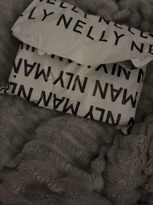 Blå jeans från ONLY med fickdetalj - Säljer ett par helt nya blå jeans från ONLY med snygg fickdetalj framtill och klassisk knappstängning. Jeansen har en ljus tvätt och är tillverkade i bomull, perfekta för en avslappnad och trendig look.