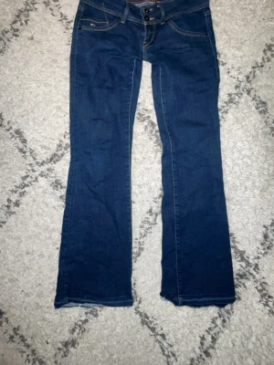 2000s Tommy hilfiger jeans.  - Jag säljer ett par low waist bootcut jeans från Tommy Hilfiger för 650kr priset kan även diskuteras. Dem är i storlek W29 L30 men i en mindre modell dem sitter som S-M🥰.