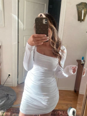 Vit klänning  -  vit klänning som aldrig är använd. Köpt på sellpy i nyskick. 