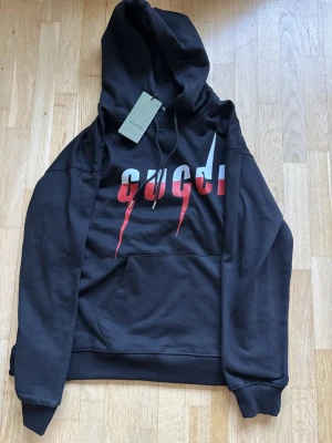 Gucci hoodie - Säljer nu denna extremt feta gucci hoodien som endast är testad. säljer då den var för stor. Storlek M men sitter mer som en L alltså mellan 185-190