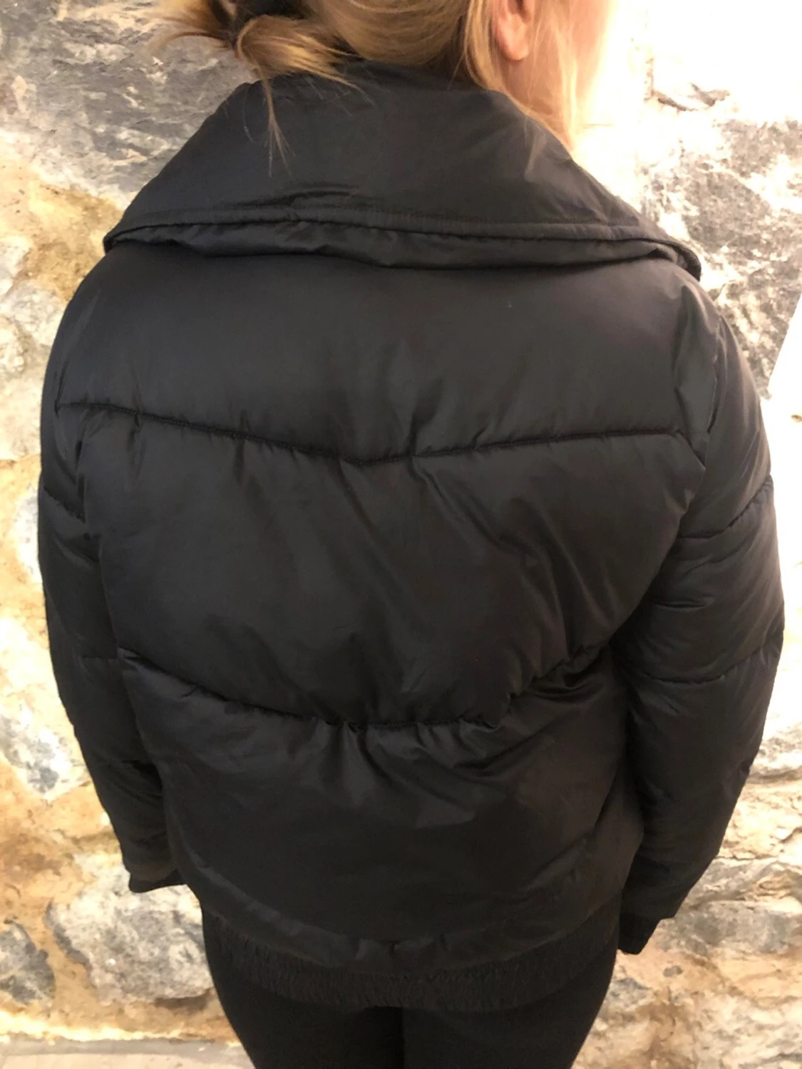 Svart pufferjacka med stor krage - 2