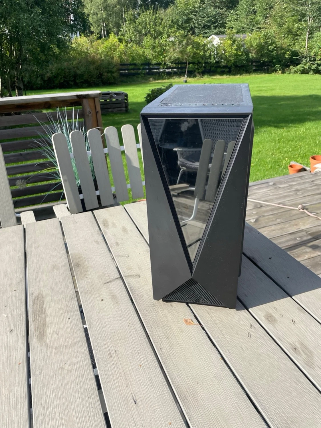 Svart stationär dator med glasfönster - 1