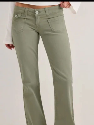 Superlow Heart Pocket Bootcut Jeans  - Säljer två stycken oanvända nya jeans med etikett. I short /kort modell! Båda säljs i paketpris för 1100kr. Jag köpte fel storlek! Storleken är 32/short