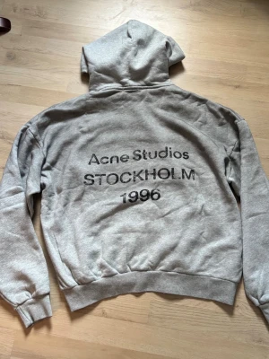 Acne studios hoodie - Säljer denna acne studio stockholm 1996 hoodie. Köpt på second hand butiken busfrö i norrköping. Storlek S men sitter verkligen som M med den baggy passformen.