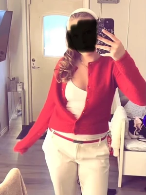 Röd kofta med rund hals - Trendig röd kofta med rund halsringning och knäppning framtill. Långärmad och i mjukt, stickat material som passar perfekt till både jeans och kjol. Enkel och stilren design utan synligt märke.