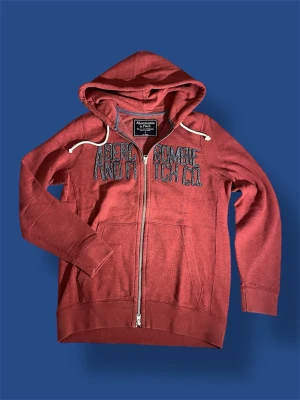 Abercrombie & Fitch tröja  - Nu säljer vi en otroligt fin abercrombie & Fitch tröja i storlek S. Tveka inte på att höra av dig vid minsta fundering! 🤩