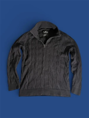 Kabelstickad Hollister halfzip S - Nu säljer vi en otroligt fin Kabelstickad halfzip i märket Hollister. Tveka inte på att höra av dig vid minsta fundering! 🤩