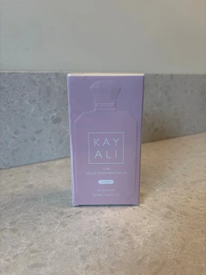 Kayali Yum Boujee Marshmallow 81 - 100 ML parfym - Kayali Yum Boujee Marshmallow 81 100 ML ny i kartong med plast på.  Säljs då jag köpte fel doft till min fru