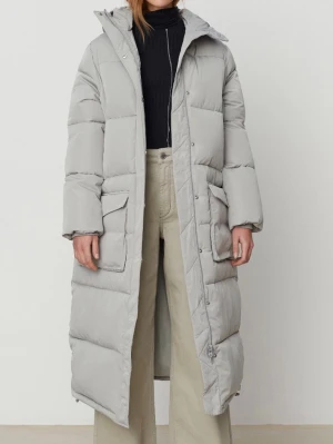 2NDDAY Lång ljusgrå pufferjacka  - Säljer en lång vadderad kappa från 2NDDAY i bra begagnat skick, nypris var 2 000 kr då den tyvärr är för lång för mig. Jag är 163 cm lång och på mig når kappan nästan ner till anklarna, så den rekommenderas för dig som är 165 cm eller längre. Jackan är i 100% polyester med ett mycket varmt och fluffigt foder som känns som en mjuk filt att ha på sig.