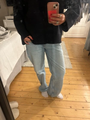 Blåa jeans - Blåa jeans från zara. Har sytt upp jeansen så att dom passar mig som är 160cm lång. Fint skick.