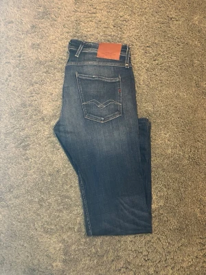 Replay Anbass W33 L32 - Säljer ett par feta Replay Anbass i den mest exklusiva modellen. Byxorna är i storlek W33 L32. Kom PM för fler bilder eller andra funderingar. Priset går att diskuteras!