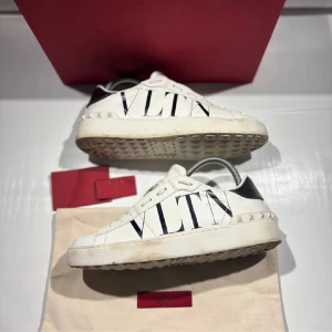 Valentino skor - Hej! Säljer nu mina skor från märket Valentino, storlek 37 bra skick, allt på bilden ingår. givetvis äkta. Tveka inte på att höra av dig om du har frågor eller funderingar kring skorna! 