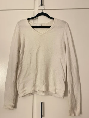 Vit stickad tröja från VILA - Inga defekter 