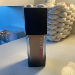 Huda Beauty faux filter luminous matte  - Säljer denna foundation i färgen butter pecan 330N. Nyskick, helt full. Endast testat en gång, säljer pågrund av fel färg.