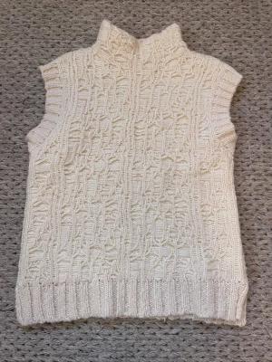 Stickad väst - Säljer en vit stickad väst med  krage och ribbade kanter. Knappt använd, nypris ca 300