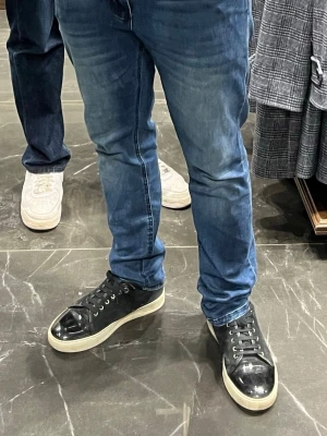 Lanvin skor - Nu har vi på Archive Dept. fått in ett par sjysta Lanvin skor. Stilrena Lanvins som passar till alla tillfällen oavsett om det är fest eller finmiddag! Glansig yta med snygg mocka. Passar perfekt till jeans och har en klassisk låg profil. Pris ej hugget i sten tveka inte på att höra av dig vid funderingar 🍾✨