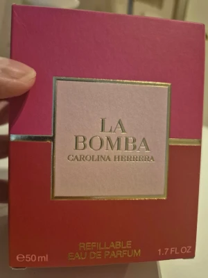 La Bomba parfym från Carolina Herrera - La Bomba Eau de Parfum från Carolina Herrera i en unik, rosa fjärilsformad flaska. Förpackningen är i rosa och rött med gulddetaljer och rymmer 50 ml. Parfymen är påfyllningsbar och har en exklusiv och lekfull design som sticker ut på hyllan. ENDAST PROVLUKTAD,tyvärr inget kvitt då det va en present