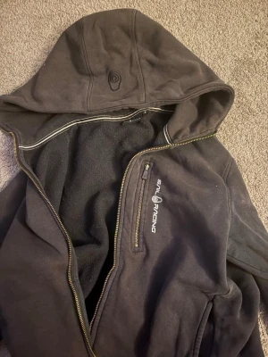 Sail racing S - Tjena säljer min sail racing hoodie storlek S, den har blivit för liten för mig nu har använt den i ett år fast är fortfarande i bra kondition.