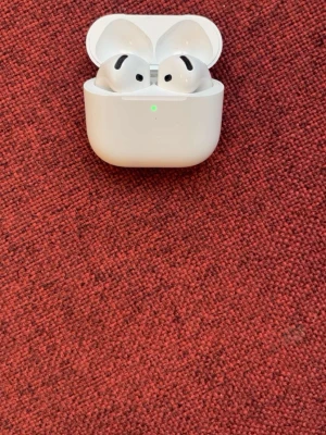 Apple AirPods 4 - KAN SÄNKA PRISEt!!! Säljer ett par vita Apple AirPods Pro med trådlöst laddningsetui. Hörlurarna har en stilren och kompakt design i plast och passar perfekt för dig som vill ha grymt ljud och brusreducering. Laddningsetuiet har en liten LED-indikator på framsidan. 