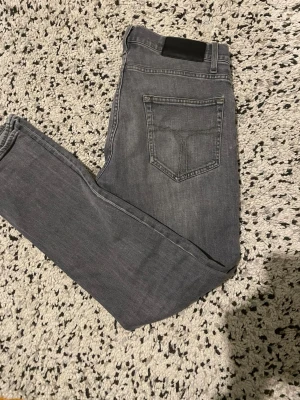 Tiger Of Sweden Jeans - Säljer ett par grå Jeans från Tiger Of Sweden | Storlek W30 L32 | Modell Pistolero Slim fit | Mycket bra skick |
