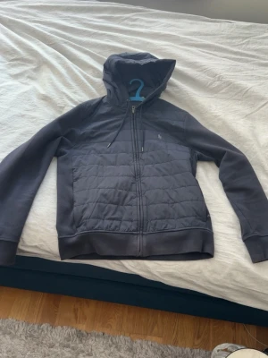 Mörkblå Ralph lauren jacka - Tja säljer nu min Ralph lauren jacka i storlek Medium då den ej passar mig längre, en fin mörkblå jacka som passar bra till alla stilar o väder.