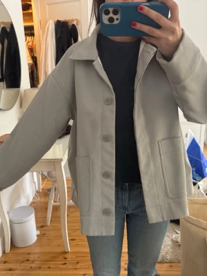 Jacka  - Jätte fin jacka med fickor och knappar! 