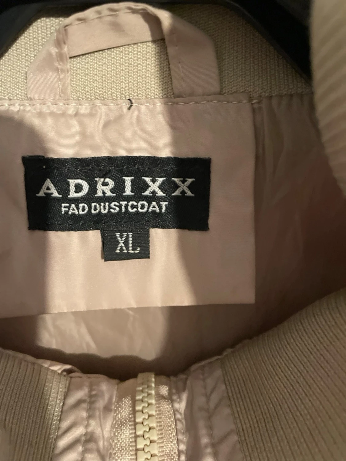 Beige vindjacka med hög krage - 2