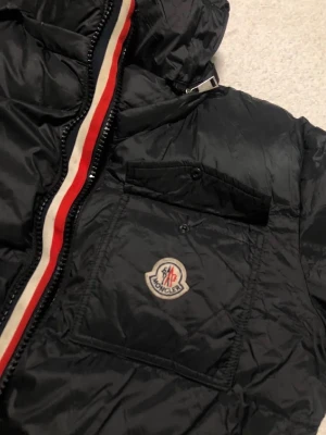 Moncler Hacker - Bra kvalité jacka, kom gärna vid frågor det finns ingen dum fråga! Kan även skicka fler bilder/videos på jackan