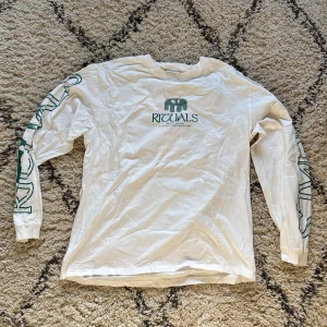 långärmad tröja - Superfin och skön långärmad tröja från Carlings!! Den är ifrån herr-avdelningen men passar bra på vem som helst!!