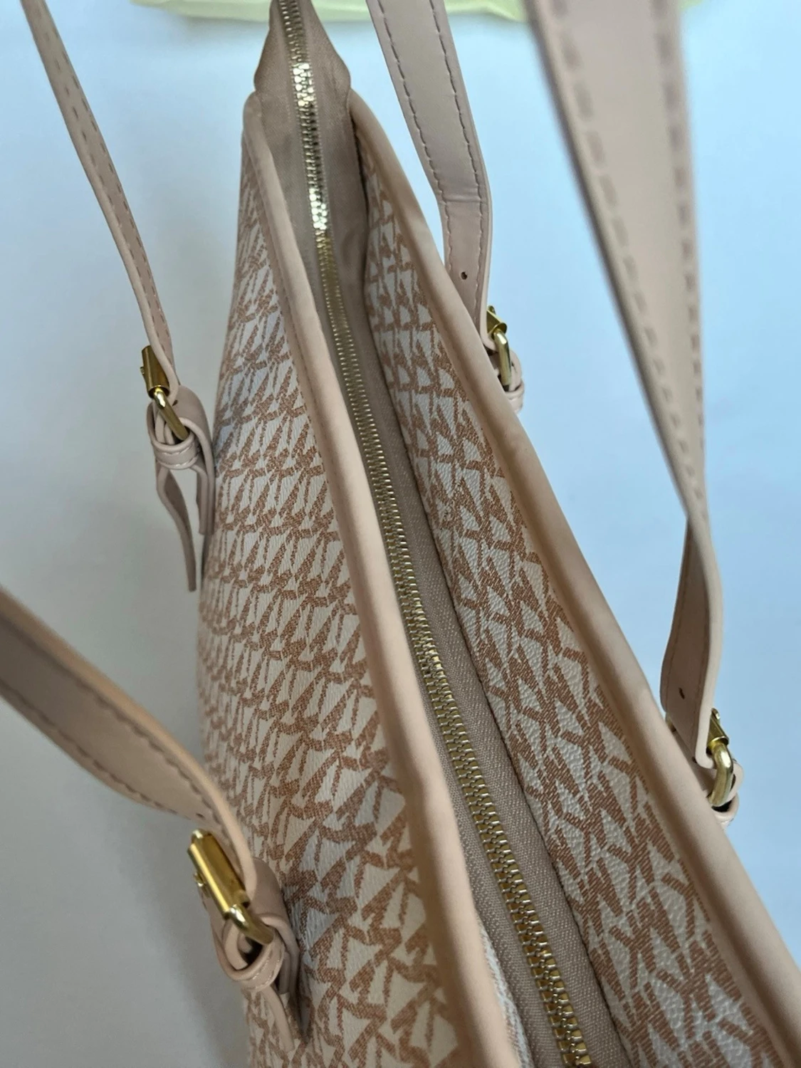 Michael Kors beige monogram handväska - 3