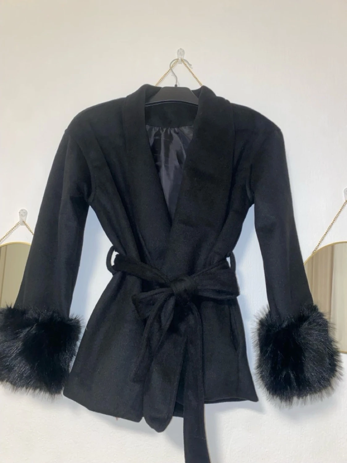 Svart pälsjacka med bälte - 1