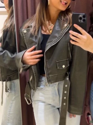 Olivgrön cropped skinnjacka - Skinnjacka bra för våren, köpt från DeFacto i Turkiet, ser ny ut. 