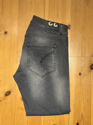 Dondup George - Säljer just nu dessa tvärfeta dondup George jeans i storlek W33. Jeansen är i mycket fint skick. Ny pris 4000kr! Säljs för endast 999kr! (De har original,, slitningar och färgstänk som är väldigt eftertraktat och populärt.! ) Tveka inte att höra av er vid fler frågor och funderingar!🙌 kan gå ner lite i pris vid snabb affär.