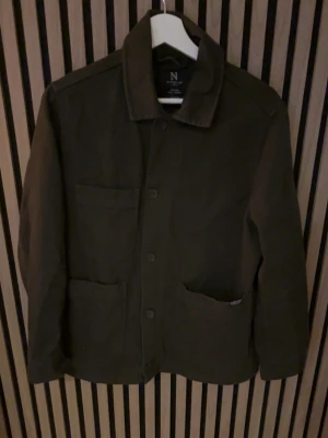Mörkgrön overshirt från Nimbus - Tjena, säljer nu denna feta overshirten som passar perfekt till våren i storlek XS. Denna är i mycket bra skick. Hör av er vid frågor eller funderingar!