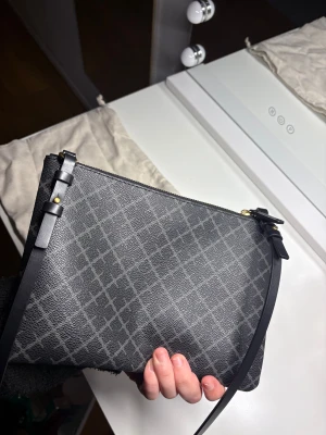 By malene Birger väska - Snygg svart kuvertväska från By Malene Birger. Väskan är använd ett fåtal gånger och är fortfarande i mycket bra skick. Inköpspris: 900 kr. Säljer för 700 