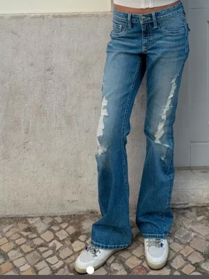 Blå bootcut jeans med slitningar - Snygga jeans. Stl 164 men är som xs/s i storleken 